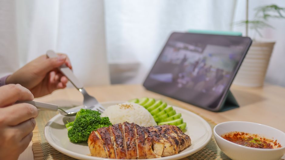 pexels-7367223 healthy dinner meal timing clock concept lifestyle