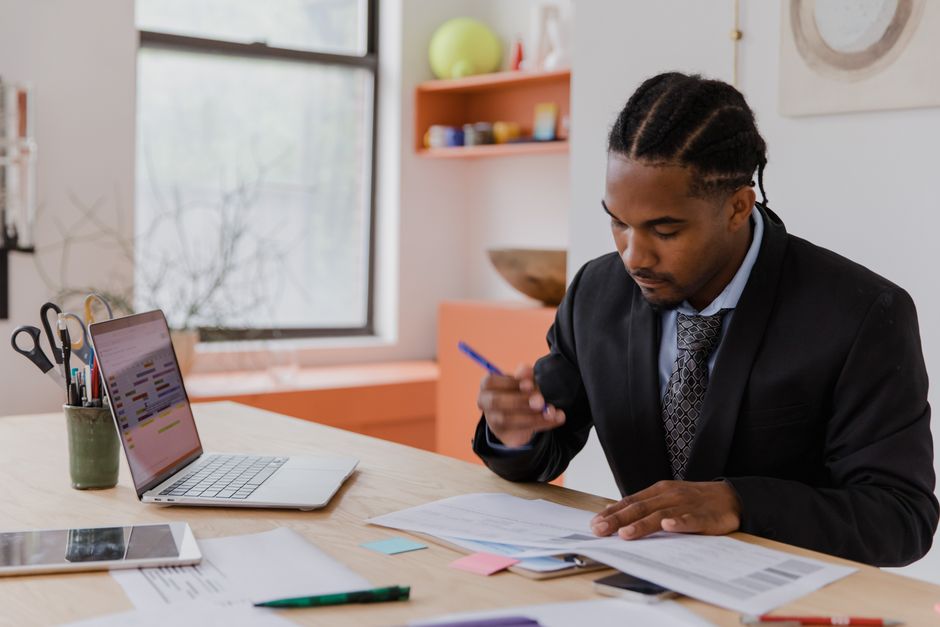 pexels-10376251 small business owner reviewing cash flow dashboard on laptop in office