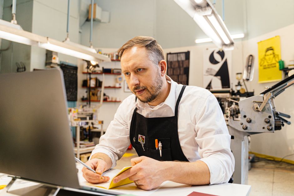pexels-6621020 small business owner using laptop automation dashboard invoicing
