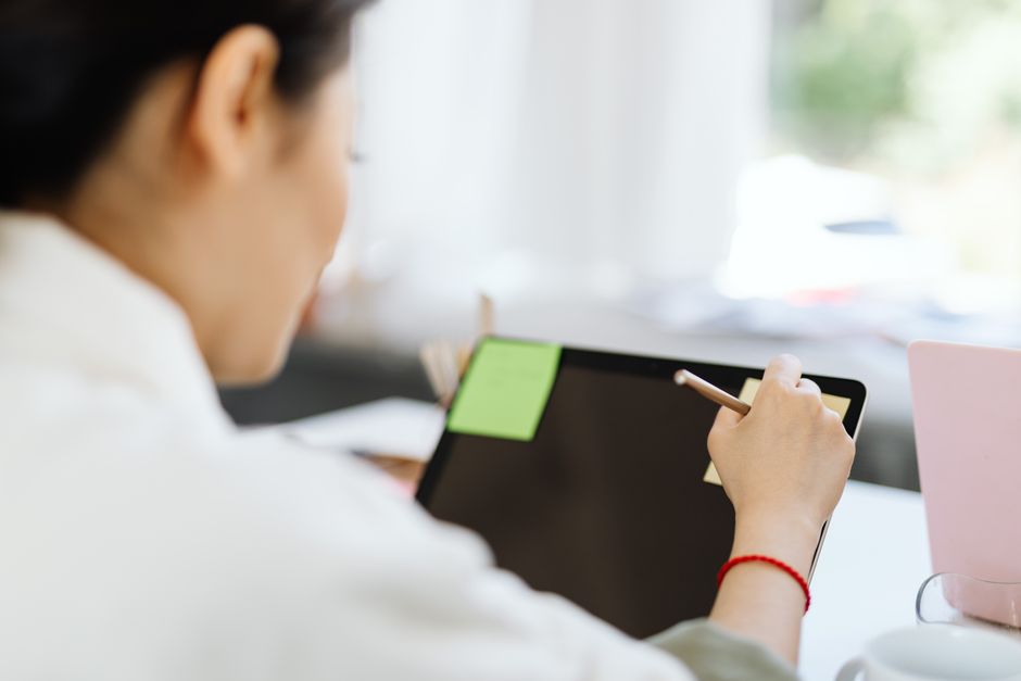 pexels-8547351 person using laptop taking notes with AI app, digital knowledge management, modern workspace